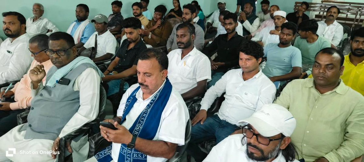 ramjigautambsp's tweet photo. कल झारखण्ड प्रदेश की बैठक के बाद आज पटना में पार्टी के वरिष्ठ पदाधिकारियों के साथ बैठक कर शाम पटना से दिल्ली रवाना. रामगढ़ विधायक सतीश यादव के साथ स्टेशन पर आत्मीय मुलाकात. https://t.co/awPi9pZN8J