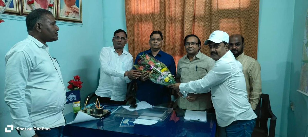 ramjigautambsp's tweet photo. कल झारखण्ड प्रदेश की बैठक के बाद आज पटना में पार्टी के वरिष्ठ पदाधिकारियों के साथ बैठक कर शाम पटना से दिल्ली रवाना. रामगढ़ विधायक सतीश यादव के साथ स्टेशन पर आत्मीय मुलाकात. https://t.co/awPi9pZN8J
