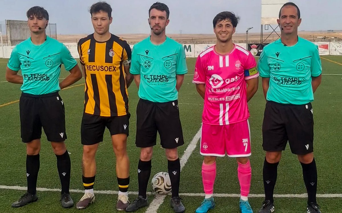 ARBNavalmoral's tweet photo. CP Amanecer VS CP Malpartida, 1ª División Extremeña
Árbitro: Alberto Garro Sánchez
Asistente 1: Sergio Martín Nuevo
Asistente 2: David Durán Padilla https://t.co/N2wdnOiDOS