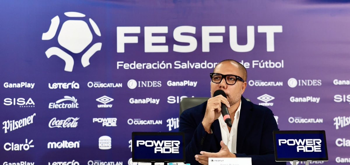 fesfut_sv's tweet photo. 🎙️ @ybukele, presidente de la FESFUT, señaló que durante la conferencia de prensa se abordarán dos temas: la situación del cuerpo técnico de la Selección Mayor y la reunión sostenida con los jugadores tras su llegada al hotel de concentración, luego del partido ante Guatemala. https://t.co/28qbGy2QOo