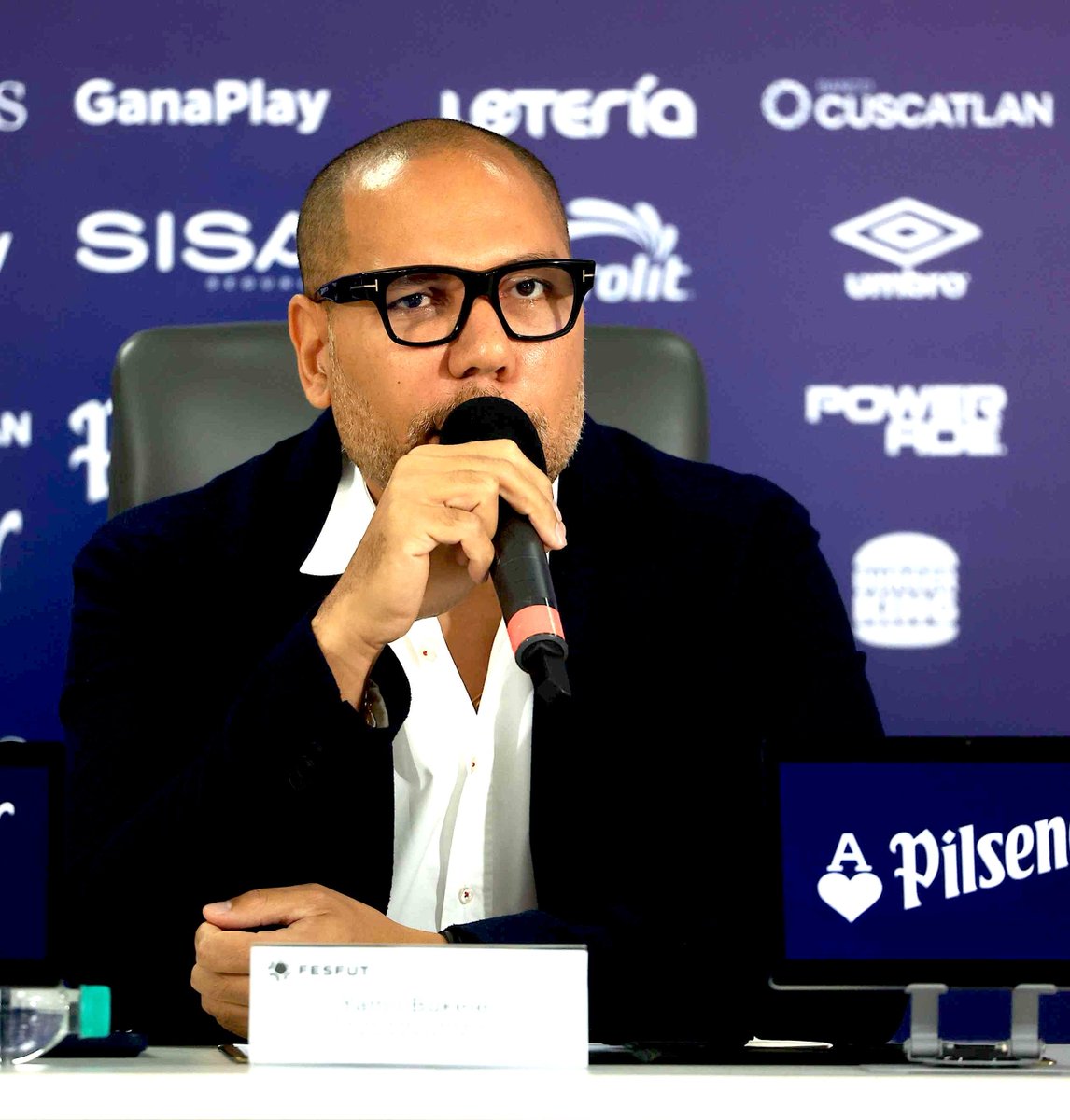 fesfut_sv's tweet photo. 🎙️ | @ybukele:
“¿Cómo ha estado el tema del desarrollo del fútbol? De las capacidades de jugadores, de los entrenadores, de los campos de juego, de las ligas, de las canchas, de los salarios de los jugadores y de los entrenamientos.” https://t.co/sm5zlxLSoh
