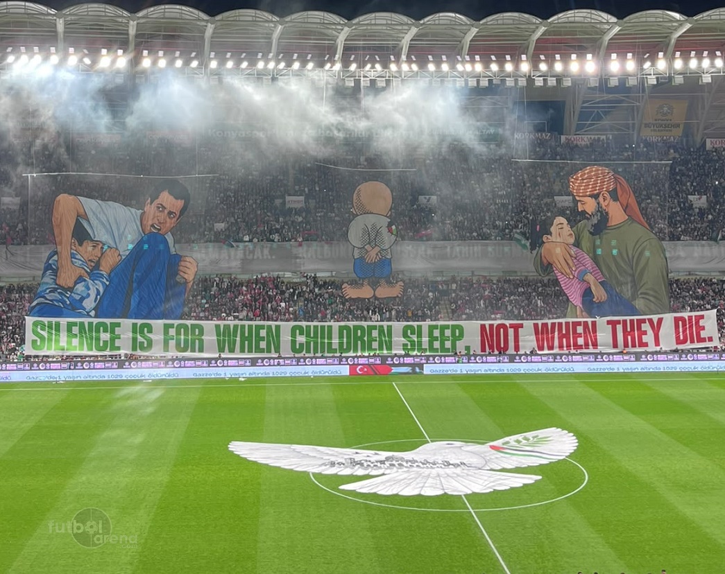 futbolarena's tweet photo. Konyaspor-Filistin maçı öncesi tribündeki koreografi:

"Çocuklar uyurken sessiz olunur, ölürken değil." https://t.co/ohXajTpvAX