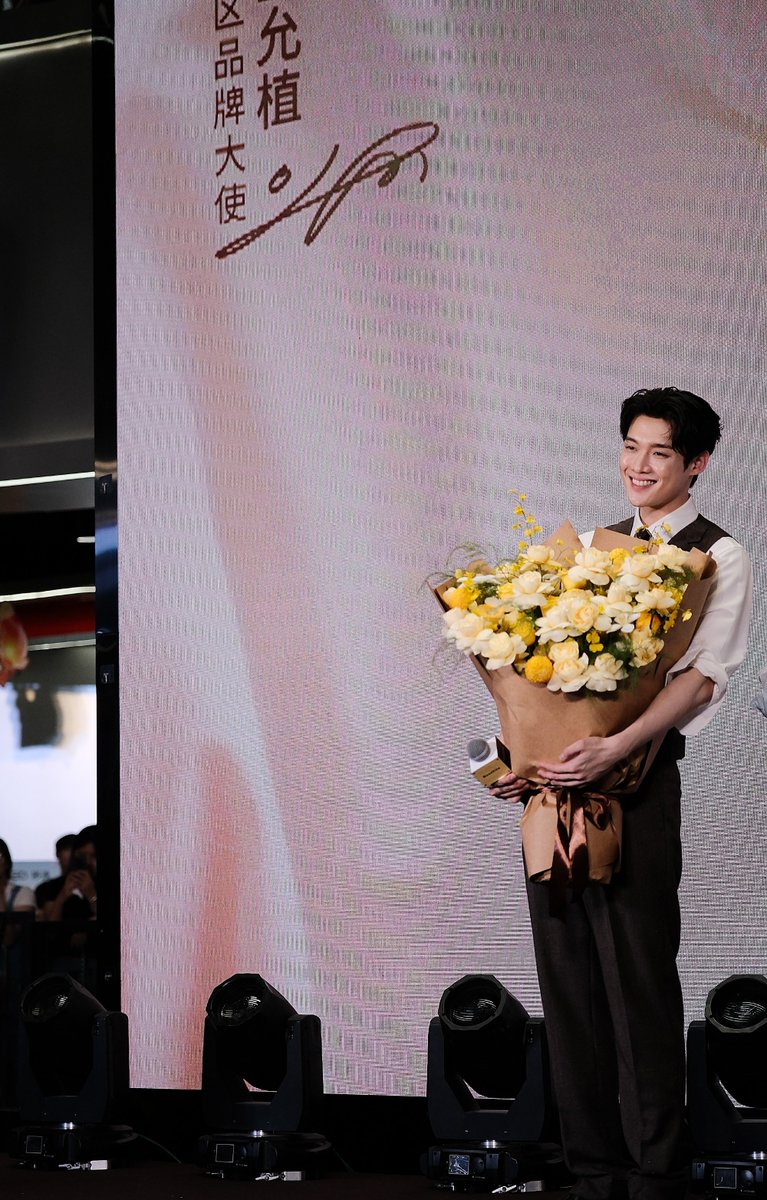 alforkimyoonsik's tweet photo. Paris looks ready for Kim Yoonsik. Kim Yoonsik also seems to be all set for Paris.

KIM YOON SIK PARIS FASHION WEEK

#KIMYOONSIKPFWSS27
#YOONSIKINPARIS https://t.co/OGCDldC2aC
