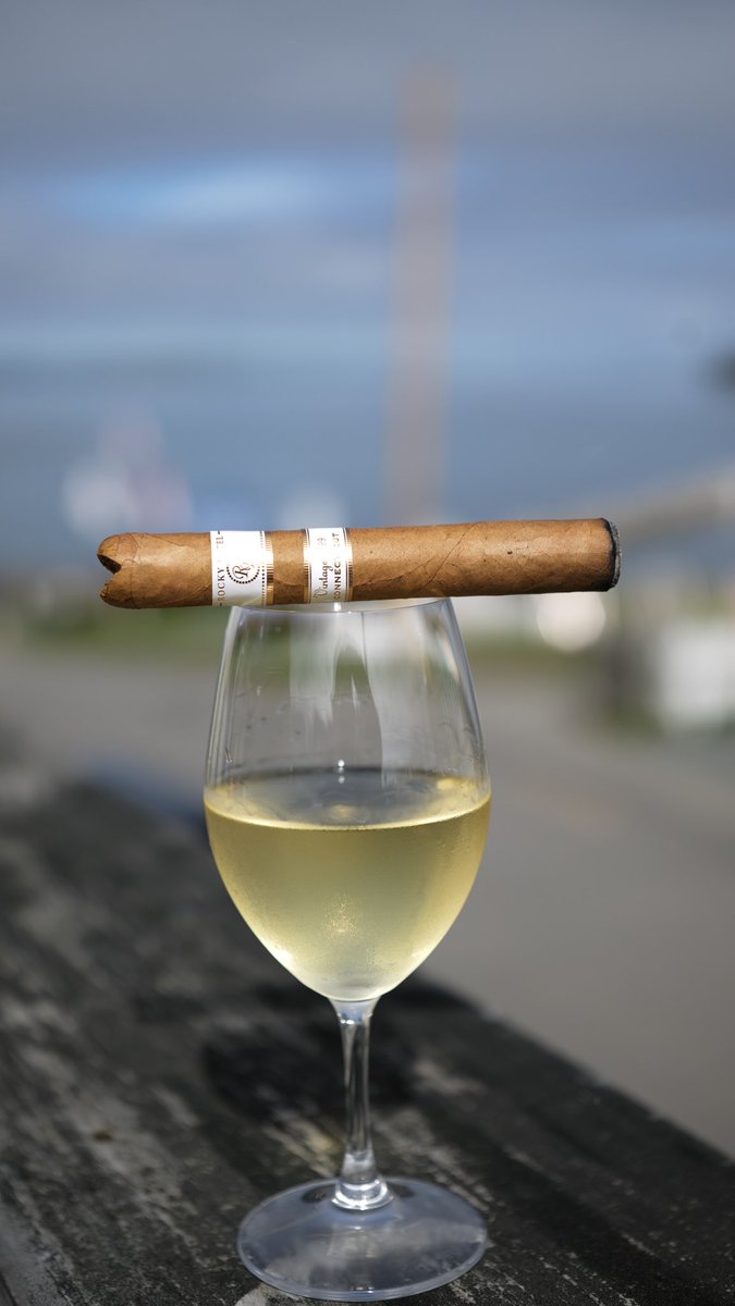 GlennCB's tweet photo. Wednesday starting off solid with a vintage 1999 and a glass of  Rombauer Chardonnay. #Cigars #CigarLife. https://t.co/qpg9xWRu3r