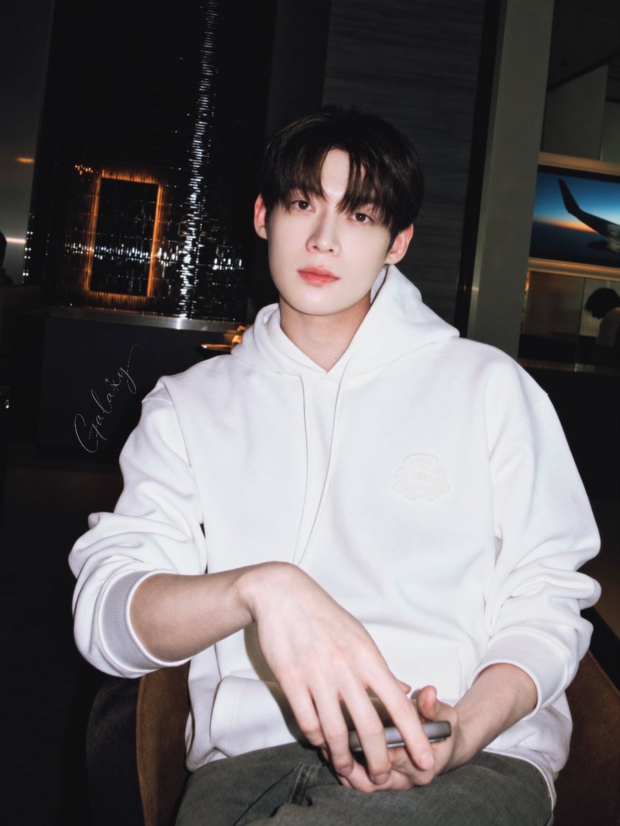 Tomjfog's tweet photo. Here’s to the first of many beautiful Paris moments. Ϟ(๑⚈ ․̫ ⚈๑)⋆

KIM YOON SIK PARIS FASHION WEEK

#KIMYOONSIKPFWSS27
#YOONSIKINPARIS https://t.co/UvJ4dyTa6o