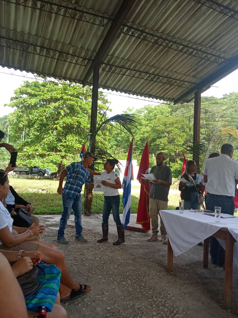 portal_villa's tweet photo. Con el compromiso de los cafetaleros de #VillaClaraConTodos se efectuó en la CCS Ignacio Pérez Ríos del municipio de #Manicaragua el acto de inicio de la cosecha cafetalera 2025-2026, momento propicio para reconocer los campesinos y cooperativas más destacadas. https://t.co/9NI16i7PnN