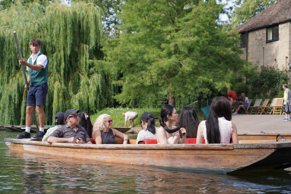 wearecambridgee's tweet photo. Cambridge isn’t only defined by its historic architecture. 🌿🎓 College lawns, gardens and the River Cam create the green spaces that make this university city so distinctive. Discover the stories behind the scenery with We Are Cambridge.

#WeAreCambridge #CambridgeTours https://t.co/kbKqff74p4