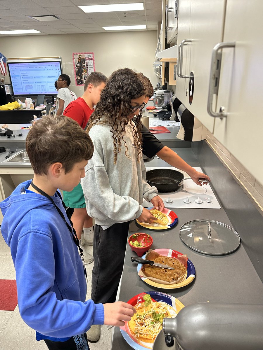 HumbleISD_WMS's tweet photo. Stopped by @LakeshaDickers2 class this morning and noticed they were making some delicious tacos. Way to go!
#BeEliteWMS #ELEVATE https://t.co/N7eqTSiHMD