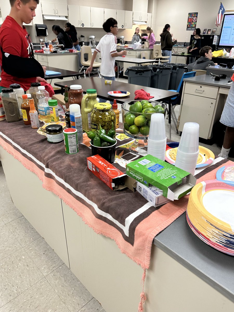 HumbleISD_WMS's tweet photo. Stopped by @LakeshaDickers2 class this morning and noticed they were making some delicious tacos. Way to go!
#BeEliteWMS #ELEVATE https://t.co/N7eqTSiHMD