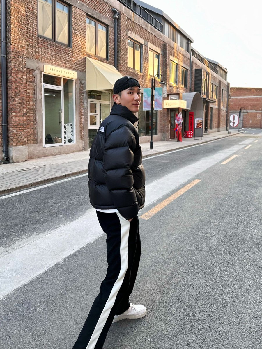 orbit_alber_cfe's tweet photo. [Recently I witnessed a guy hold a big [撑幌诜] at the street, it’s so cool!]， https://t.co/afSTHOyoBS