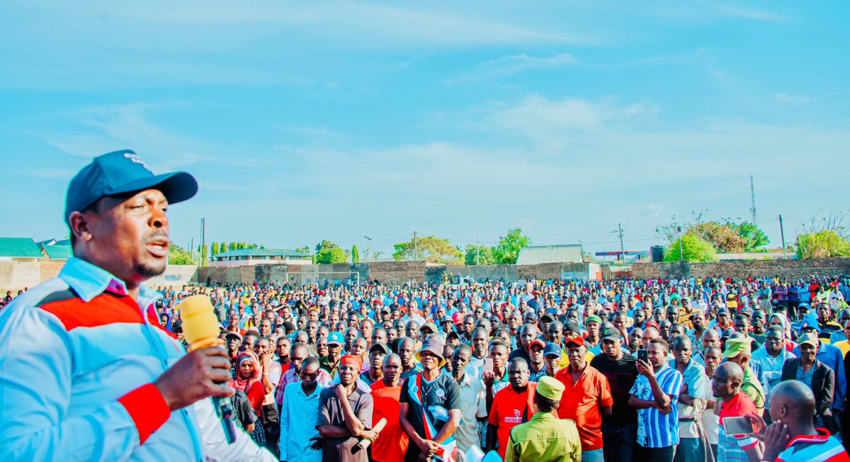 MBwashari's tweet photo. Ameenda kwa kutumia mtumbwi, hajabeba mtu na roli, na uwanja hakuna pakukanyaga. Ndiyo maana @ccm_tanzania Wanaweweseka kuona Watanzania wote wapo @ChademaTZ2

@HecheJohn endelea kupeleka moto, Tutashinda. https://t.co/rzyW3ZoPq4
