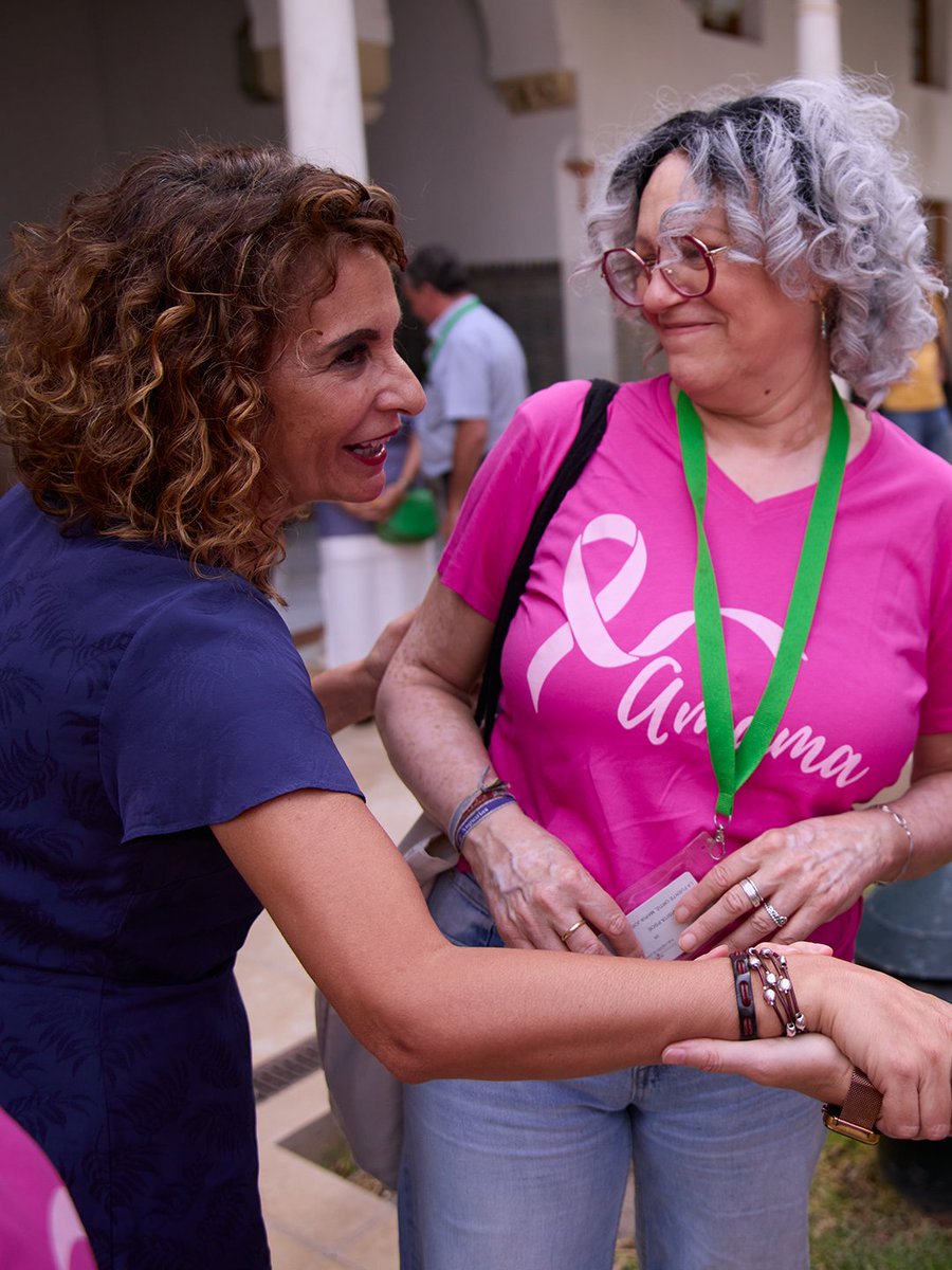 mjmonteroc's tweet photo. Se cumple un año de la negligencia más grave jamás ocurrida en el sistema sanitario público andaluz: el fallo masivo en el cribado para la detección precoz del cáncer de mama.

El dolor de las mujeres de AMAMA nos heló el corazón y provocó una indignación social que aún sigue sin respuesta.

Un año después, seguimos sin saber por qué estas mujeres no fueron informadas ni tratadas a tiempo. Y si no sabemos qué pasó, no podremos evitar que vuelva a suceder. 

Es imprescindible que una Comisión de Investigación determine las causas de esta negligencia y sus responsables. Porque el silencio impuesto por el gobierno de Moreno Bonilla, la rapidez con la que han dado carpetazo a esta grave crisis y el desprecio con el que tratan a las mujeres víctimas, no hace sino alimentar las peores sospechas.