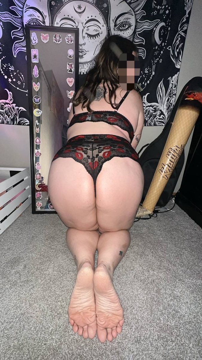kittyybaeee's tweet photo. On your knees like a good toy, hand over your wallet it’s time for my shopping spree on your budget. You may approach me on teleg groovybae #findom https://t.co/o7VSYEO1La