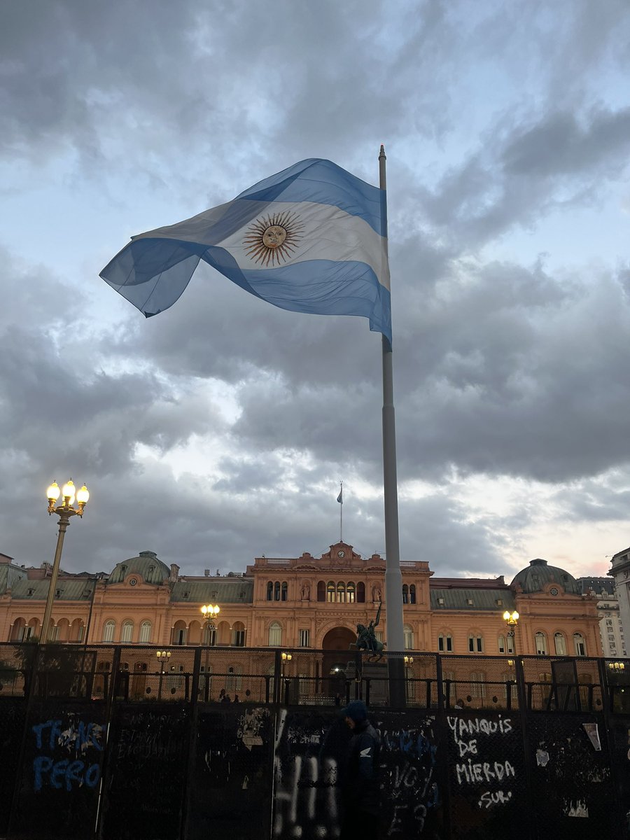 retrovails's tweet photo. cómo olvidar esta foto que saqué de la bandera y abajo decía YANKEES DE MIERDA https://t.co/fJdpUq5GOj