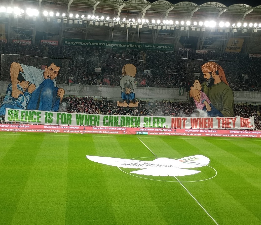 bosunatiklama's tweet photo. Konyaspor-Filistin maçı öncesi açılan koreografi:  

"Çocuklar uyurken sessiz olunur, ölürken değil." https://t.co/hm0YqgeLnH