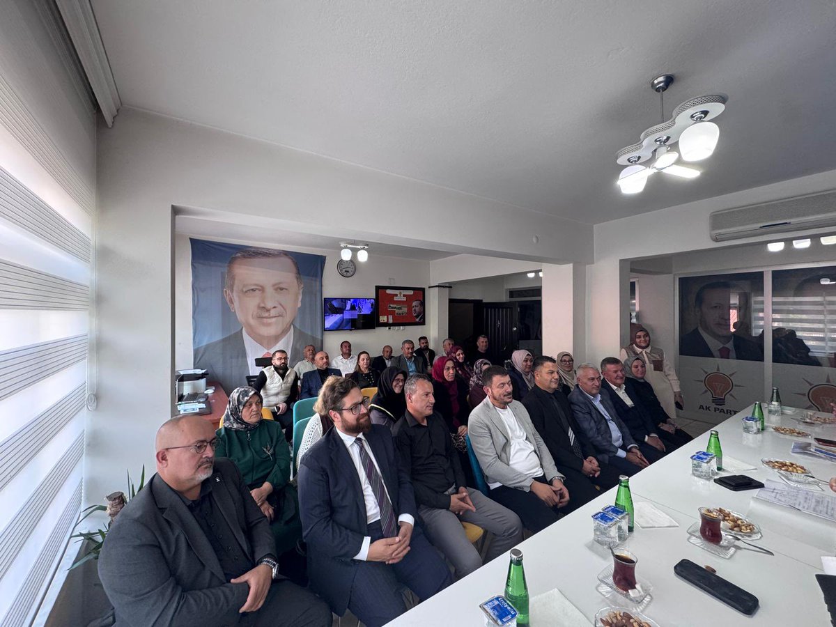 farukaytek's tweet photo. ❝AK Parti teşkilatları; istişareyi berekete, kardeşliği kuvvete, milletin emanetini hizmete dönüştüren büyük bir dava ailesidir.❞

#TürkiyeYüzyılıBuluşmaları kapsamında; Okçu Dağı’nın eteklerinden Emen Ovası’na uzanan köklü şehir kültürü ve güçlü teşkilat ruhuyla Bor’dayız.

İlçe Koordinatörlerimiz Türker Ataç, Adil Orçun Altınsoy, Kuddusi Çelik, Özata Erdoğan ve Osman Çapar, Bor İlçe Başkanımız Melek Yurdağül, Bor Belediye Başkanımız Serkan Baran, İl Genel Meclisi Üyelerimiz Erdal Niğdelioğlu, Süleyman Yalçın ve Nihat Tarım, İlçe Kadın Kolları Başkanımız Gülbahar Polat, İlçe Gençlik Kolları Başkanımız Fevzi Öztürk ve kıymetli teşkilatımızla İlçe Daraltılmış Danışma Meclisi Toplantımızı gerçekleştirdik.

Teşkilatımızın sarsılmaz iradesiyle milletimize hizmet yolunda daha büyük hedeflere yürüyeceğiz.

📍AK Parti Bor İlçe Başkanlığı