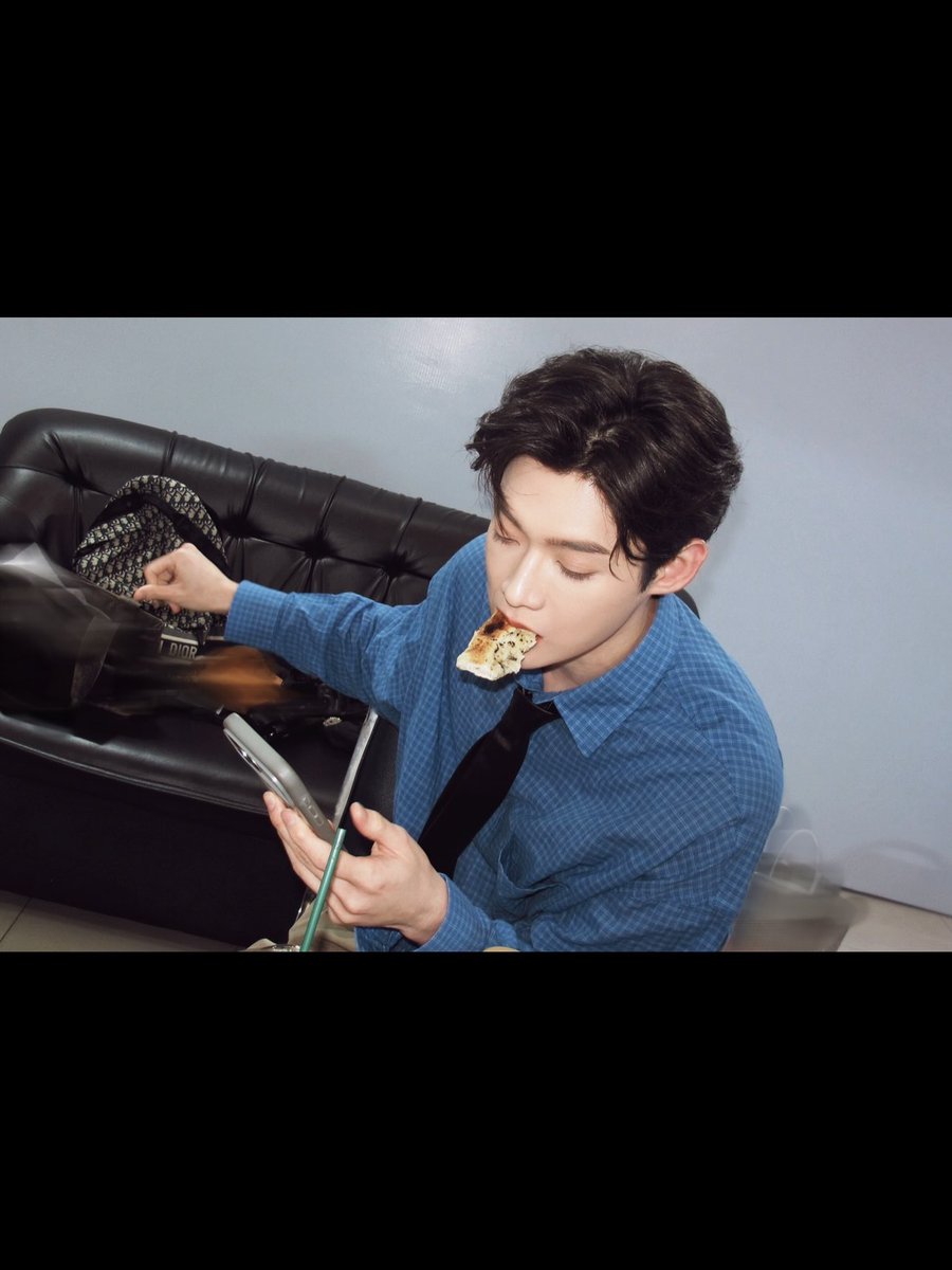 wavycrunch's tweet photo. Hope you get to feel all the romantic vibes this amazing city has to offer, Kim Yoonsik 🩵🩵

KIM YOON SIK PARIS FASHION WEEK

#KIMYOONSIKPFWSS27
#YOONSIKINPARIS https://t.co/hzMlmYYsiR
