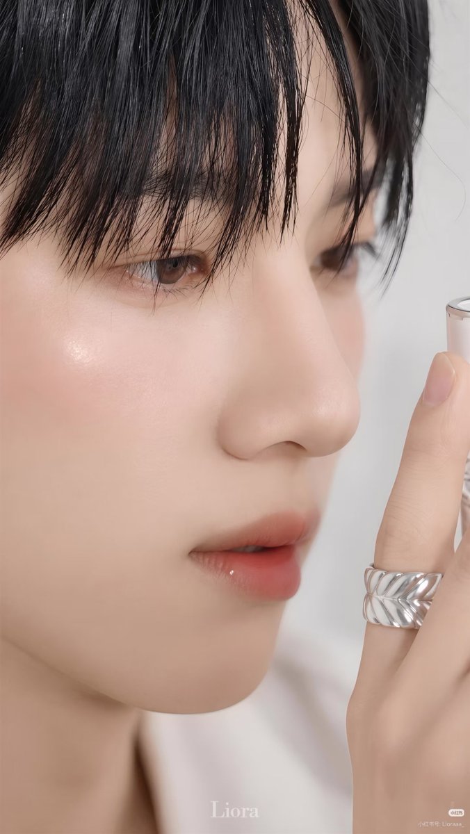 keosyu_'s tweet photo. Siwoo looks absolutely breathtaking. His visuals are so elegant and captivating that it’s impossible to look away.

BONNE JOURNÉE SIWOO
#PARKSIWOO 
#PARKSIWOOPFWSS27 https://t.co/FRrvqf8Vpv