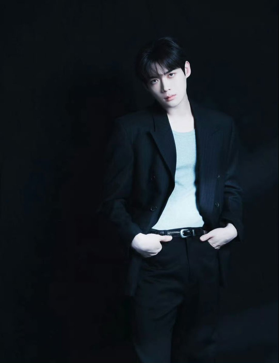 Shinshinnsk's tweet photo. I am really excited and looking forward to your appearance in Paris, the fashion capital.

WELCOME KIM YOON SIK TO PARIS

#YOONSIKPFWSS27
#KIMYOONSIKINPARIS https://t.co/6fLYijJXFB