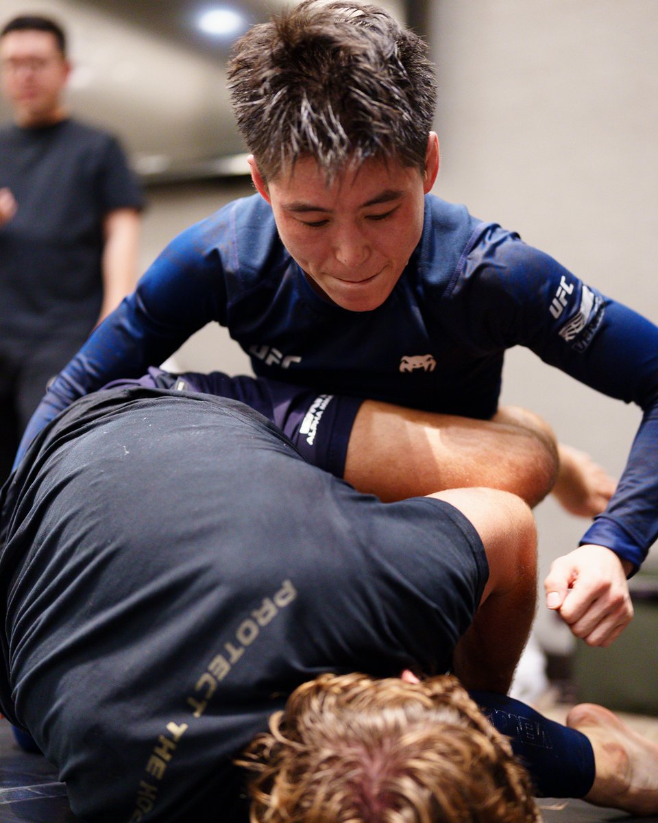 ufc's tweet photo. Let the chaos begin 🃏

Wang Cong has her sights set on beginning her title reign at #UFC332!

[ OCT 3 | LIVE at 8pmET on @ParamountPlus and @CBS ] https://t.co/DPAz4ZTuYh