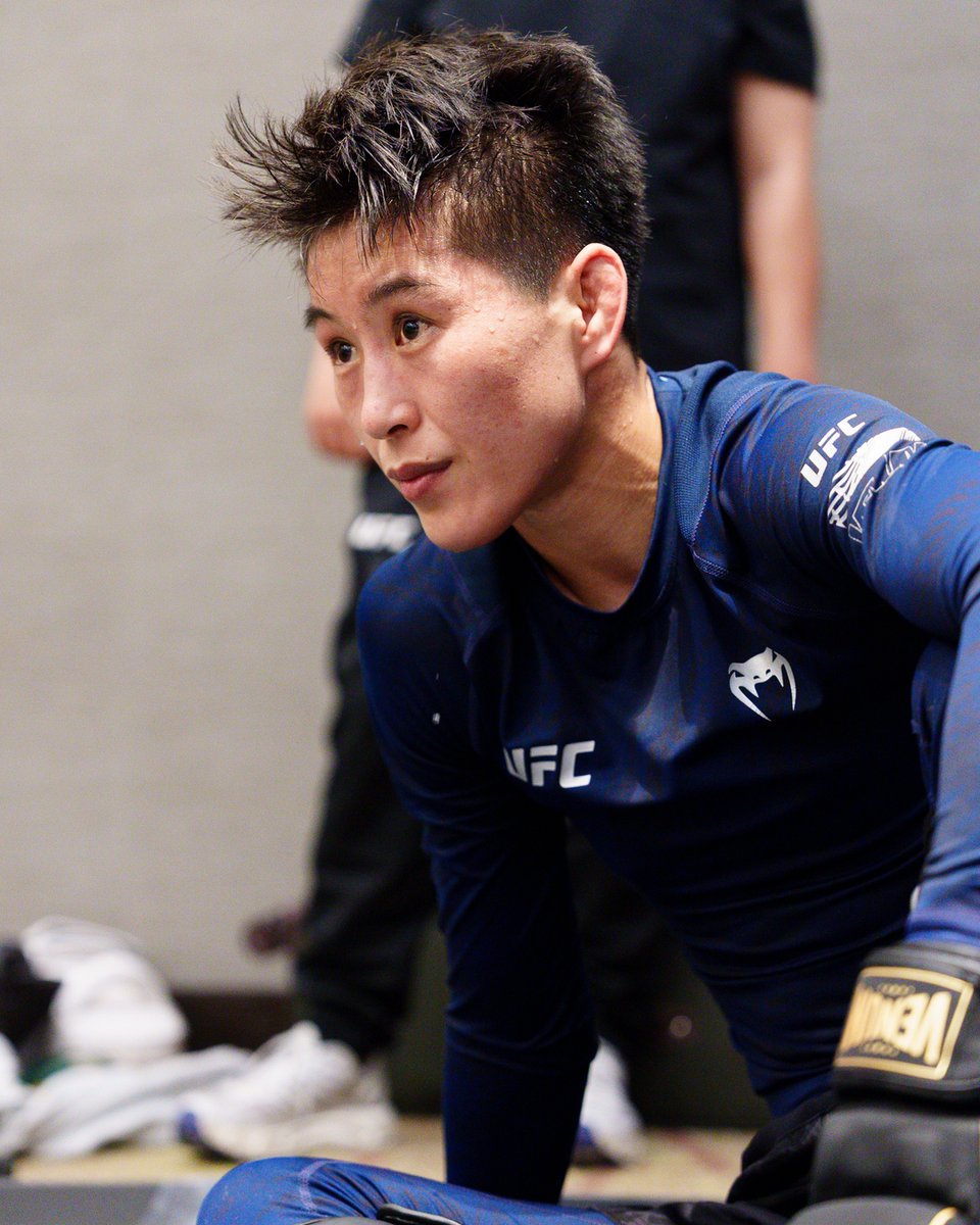 ufc's tweet photo. Let the chaos begin 🃏

Wang Cong has her sights set on beginning her title reign at #UFC332!

[ OCT 3 | LIVE at 8pmET on @ParamountPlus and @CBS ] https://t.co/DPAz4ZTuYh