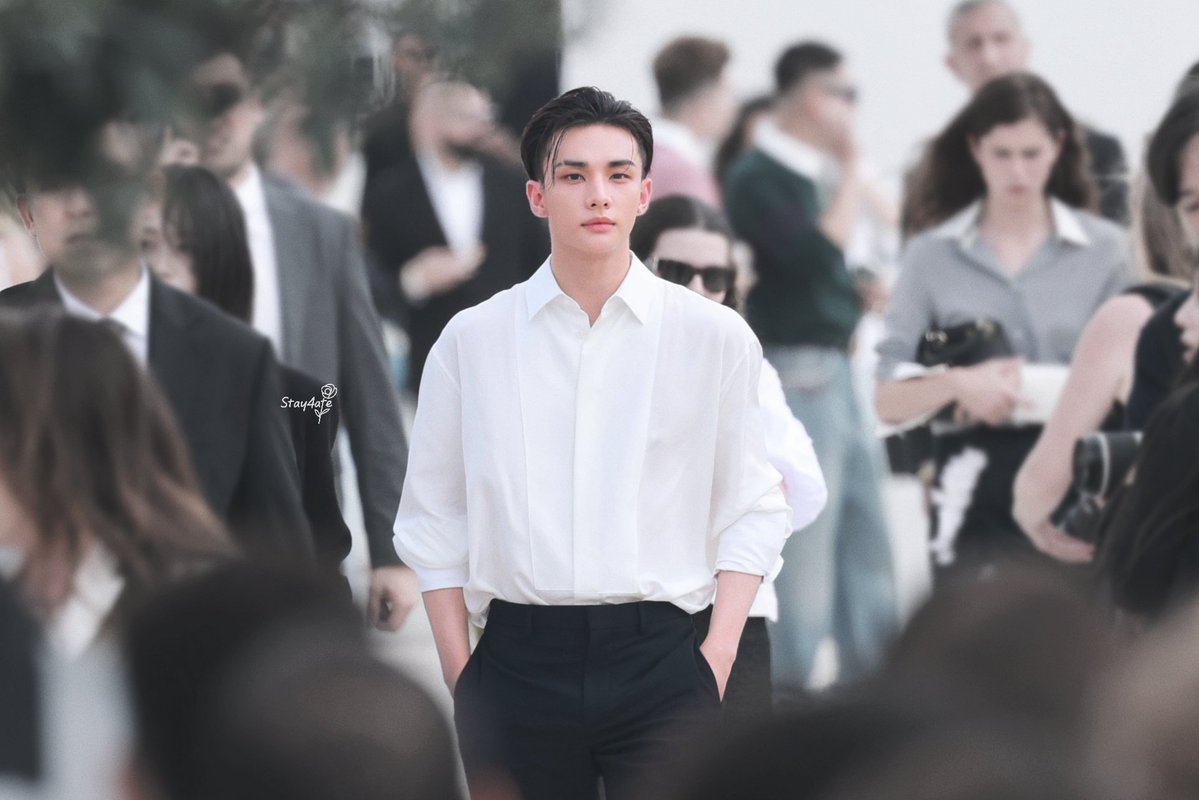 Stay_4ate's tweet photo. 260929 Dior PFW
I see only you.
HYUNJIN STUNS AT DIOR PFW
#Hyunjin #현진 #ヒョンジン #Dior
#DiorSummer27_HYUNJIN https://t.co/tPnfkT26Cj