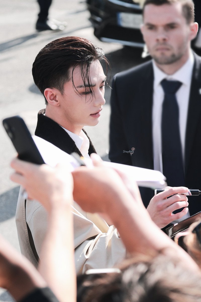 Stay_4ate's tweet photo. 260929 Dior PFW
I see only you.
HYUNJIN STUNS AT DIOR PFW
#Hyunjin #현진 #ヒョンジン #Dior
#DiorSummer27_HYUNJIN https://t.co/tPnfkT26Cj