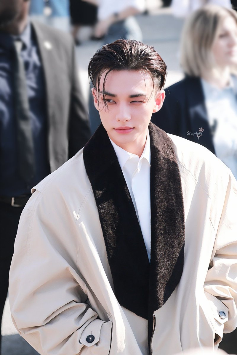 Stay_4ate's tweet photo. 260929 Dior PFW
I see only you.
HYUNJIN STUNS AT DIOR PFW
#Hyunjin #현진 #ヒョンジン #Dior
#DiorSummer27_HYUNJIN https://t.co/tPnfkT26Cj