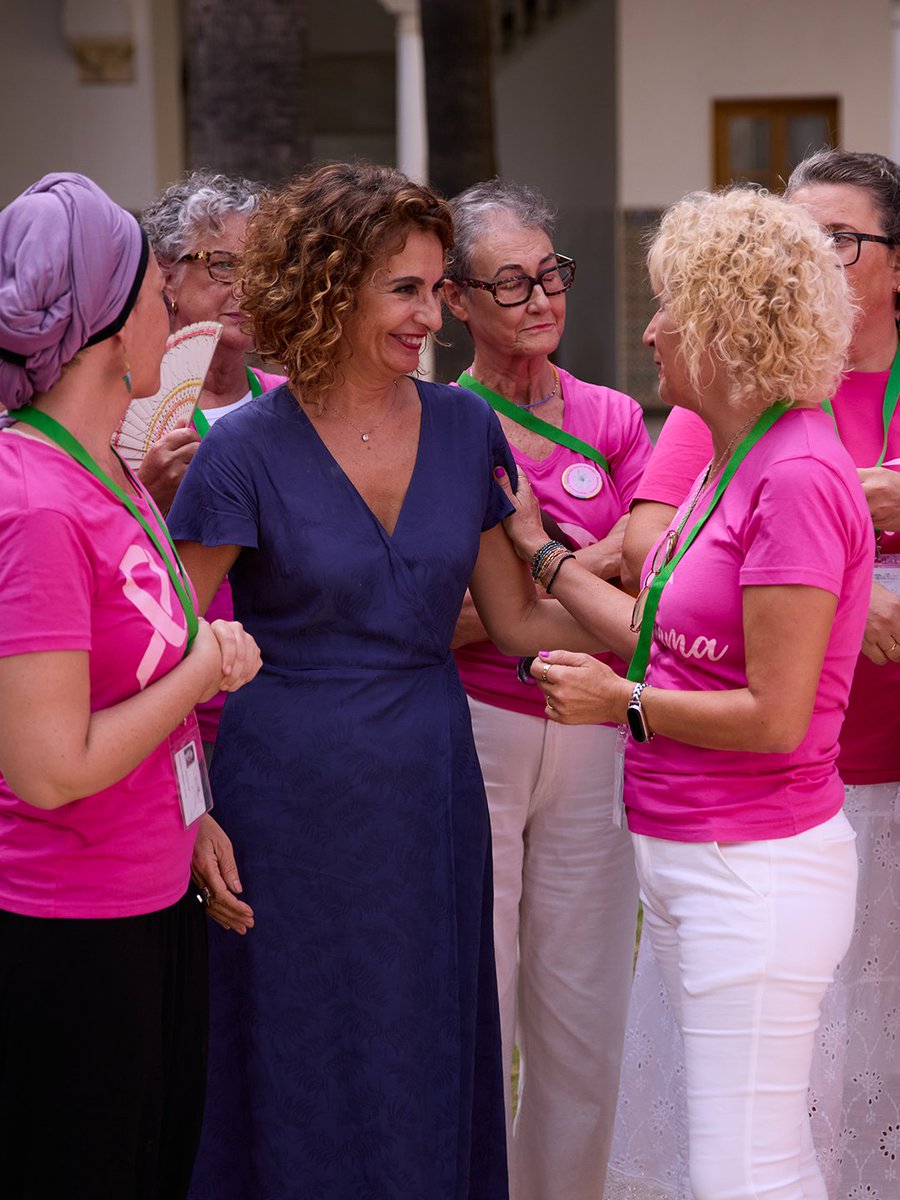 mjmonteroc's tweet photo. Se cumple un año de la negligencia más grave jamás ocurrida en el sistema sanitario público andaluz: el fallo masivo en el cribado para la detección precoz del cáncer de mama.

El dolor de las mujeres de AMAMA nos heló el corazón y provocó una indignación social que aún sigue sin respuesta.

Un año después, seguimos sin saber por qué estas mujeres no fueron informadas ni tratadas a tiempo. Y si no sabemos qué pasó, no podremos evitar que vuelva a suceder. 

Es imprescindible que una Comisión de Investigación determine las causas de esta negligencia y sus responsables. Porque el silencio impuesto por el gobierno de Moreno Bonilla, la rapidez con la que han dado carpetazo a esta grave crisis y el desprecio con el que tratan a las mujeres víctimas, no hace sino alimentar las peores sospechas.