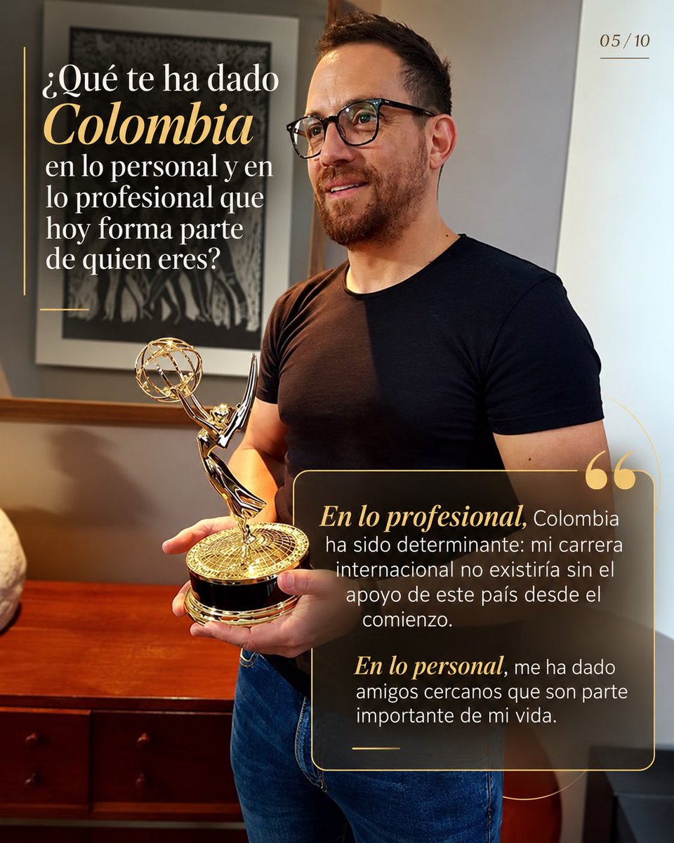 EmbajadaEcuCOL's tweet photo. Ecuatorianos en Colombia 

Juan Fernando Velasco llegó a Colombia con su música en el año 2000. Más de 2 décadas después, este país también es su hogar.

En el primer perfil de nuestra nueva serie, nos habla de música, identidad, familia y del vínculo que une a Ecuador y Colombia https://t.co/NCTBXFBZsO