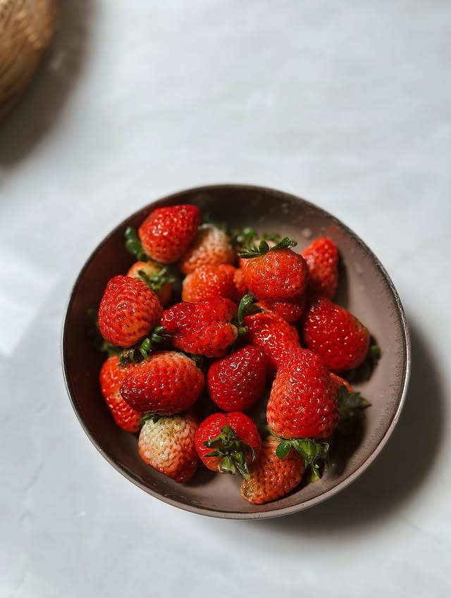 California410's tweet photo. Today's dose of happiness comes from a bowl of strawberries https://t.co/LsURZuMlB4