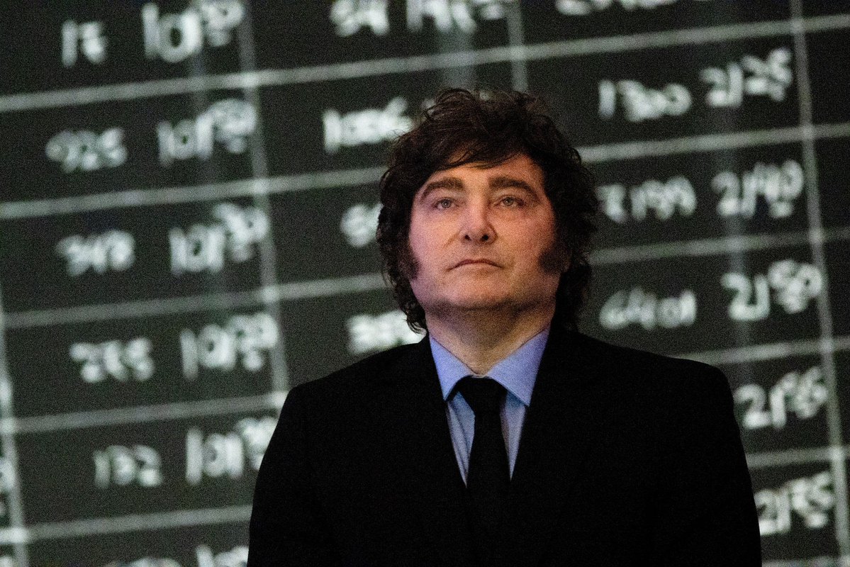 simon1nvest's tweet photo. Et si on appliquait la politique choc de Javier Milei en France ? 🇫🇷

Voici une simulation de ce à quoi ressemblerait la France sous une politique libertarienne, calquée sur les réformes réelles menées par le président argentin 👇
