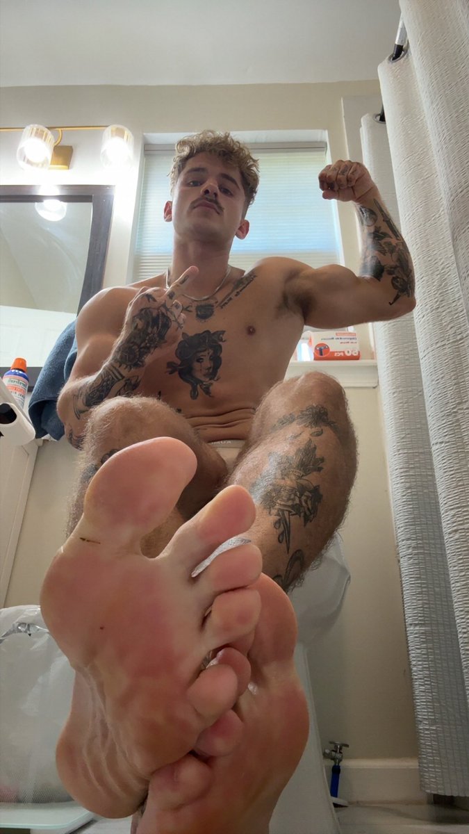 tanneronyx_'s tweet photo. How’s the view from down there https://t.co/wdlBNXAGUa