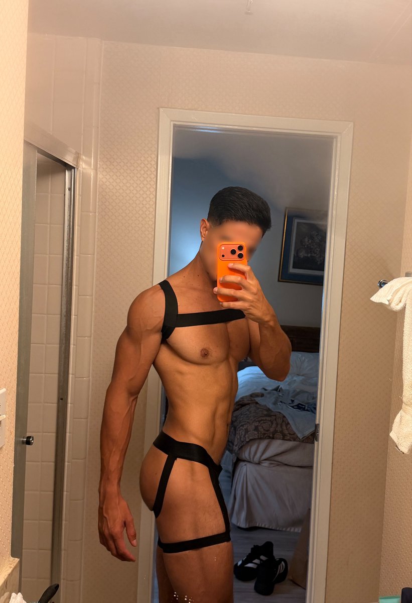 AnonHeat3's tweet photo. Just checking this amazing outfit ✨🤌🏼✨ https://t.co/YDNiTQuyXJ
