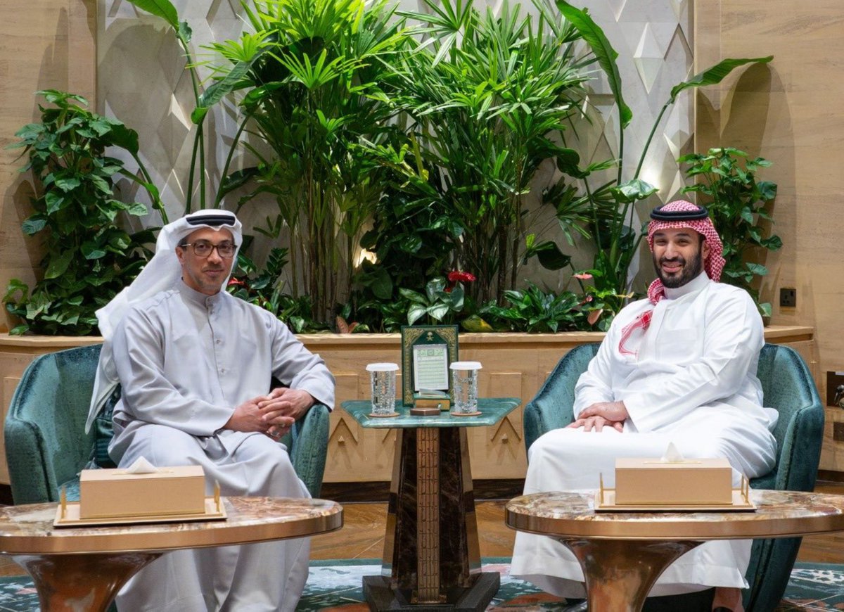 fm10m's tweet photo. شف كيف الإماراتي أعطاك الجرأة في الحديث لأول مرة منذ يناير .

كنت مسردب وبعد أول جلسة مع بو زايد صرت فيها عنترة . 

كفو 😅 https://t.co/4Ok29NQBB4