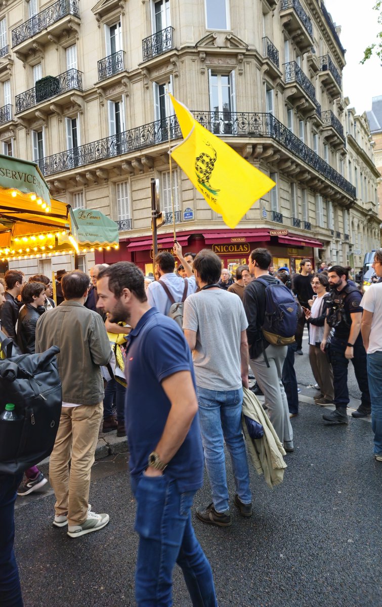 libremax_off's tweet photo. Les libertariens sont venus nombreux pour soutenir Milei à l'ambassade de Paris ! 🔥🐍 https://t.co/4RQ1en6I29