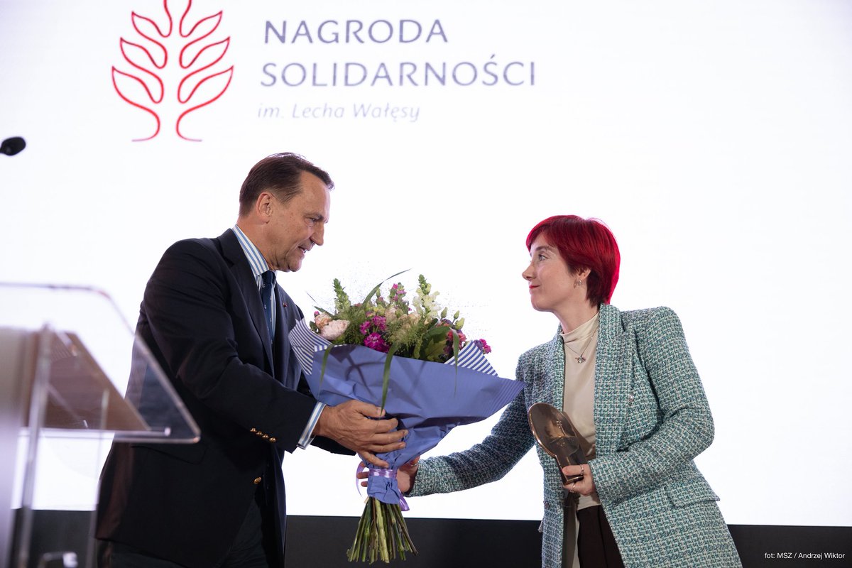 MSZ_RP's tweet photo. Wicepremier, minister spraw zagranicznych @sikorskiradek przyznał Nagrodę Solidarności im. Lecha Wałęsy gruzińskiej dziennikarce Mzii Amaglobeli   🇬🇪🎖️

Tegoroczna laureatka została wyróżniona za swoją bezkompromisową i wieloletnią walkę na rzecz demokracji, praworządności i uniwersalnych wartości ludzkich – w tym wolności mediów i niezależnego dziennikarstwa.

Laureatka nie mogła odebrać wyróżnienia osobiście.

Mzia Amaghlobeli została aresztowana i przebywa w więzieniu.
