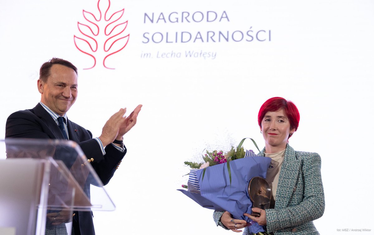 MSZ_RP's tweet photo. Wicepremier, minister spraw zagranicznych @sikorskiradek przyznał Nagrodę Solidarności im. Lecha Wałęsy gruzińskiej dziennikarce Mzii Amaglobeli   🇬🇪🎖️

Tegoroczna laureatka została wyróżniona za swoją bezkompromisową i wieloletnią walkę na rzecz demokracji, praworządności i uniwersalnych wartości ludzkich – w tym wolności mediów i niezależnego dziennikarstwa.

Laureatka nie mogła odebrać wyróżnienia osobiście.

Mzia Amaghlobeli została aresztowana i przebywa w więzieniu.