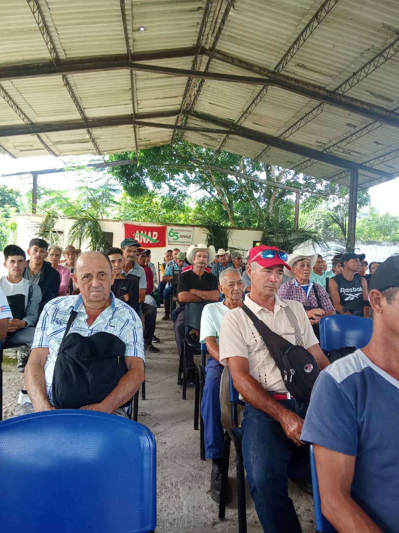 portal_villa's tweet photo. Con el compromiso de los cafetaleros de #VillaClaraConTodos se efectuó en la CCS Ignacio Pérez Ríos del municipio de #Manicaragua el acto de inicio de la cosecha cafetalera 2025-2026, momento propicio para reconocer los campesinos y cooperativas más destacadas. https://t.co/9NI16i7PnN