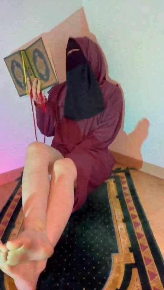 rockb3r7's tweet photo. Tilawat krti Hui muslim girl https://t.co/qz5Ra7ezdW