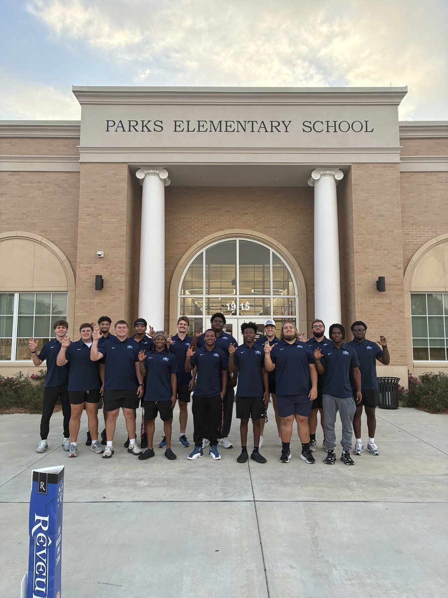 TAMUT_football's tweet photo. The best ability is availability!
Great day serving TXK
#UnityInCommunity
#RISEUP https://t.co/ZP64kDSsfl