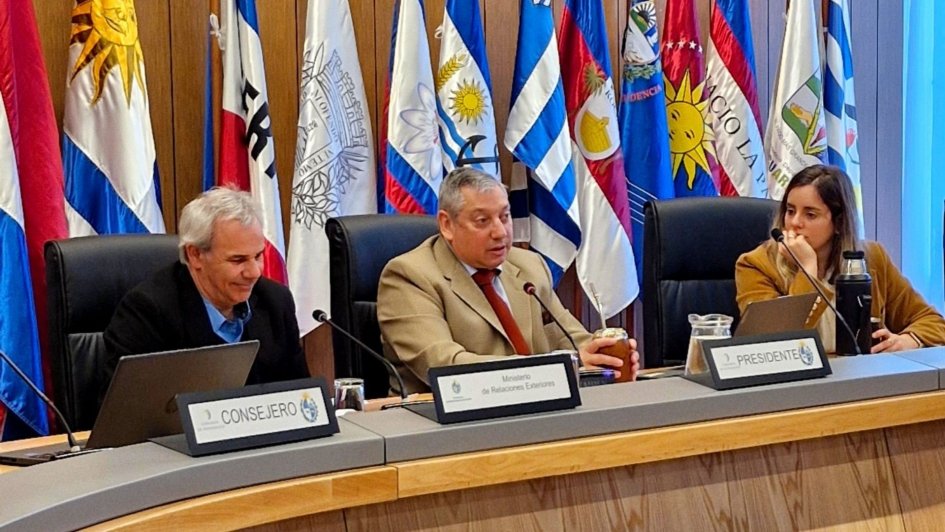 CancilleriaUy's tweet photo. 🤝🇺🇾 Más coordinación para fortalecer las respuestas a la movilidad humana.

La Junta Nacional de Migración y el Congreso de Intendentes reunieron a autoridades nacionales y departamentales, organismos internacionales y organizaciones de la sociedad civil para compartir experiencias y fortalecer el trabajo conjunto en los territorios.

🌎 Una instancia para seguir construyendo respuestas integrales y cercanas a las personas.

➕ℹ️ Más información en el comunicado ⤵️
https://t.co/llcn5D9Jvo

#MovilidadHumana #Migración #Uruguay #Cooperación
