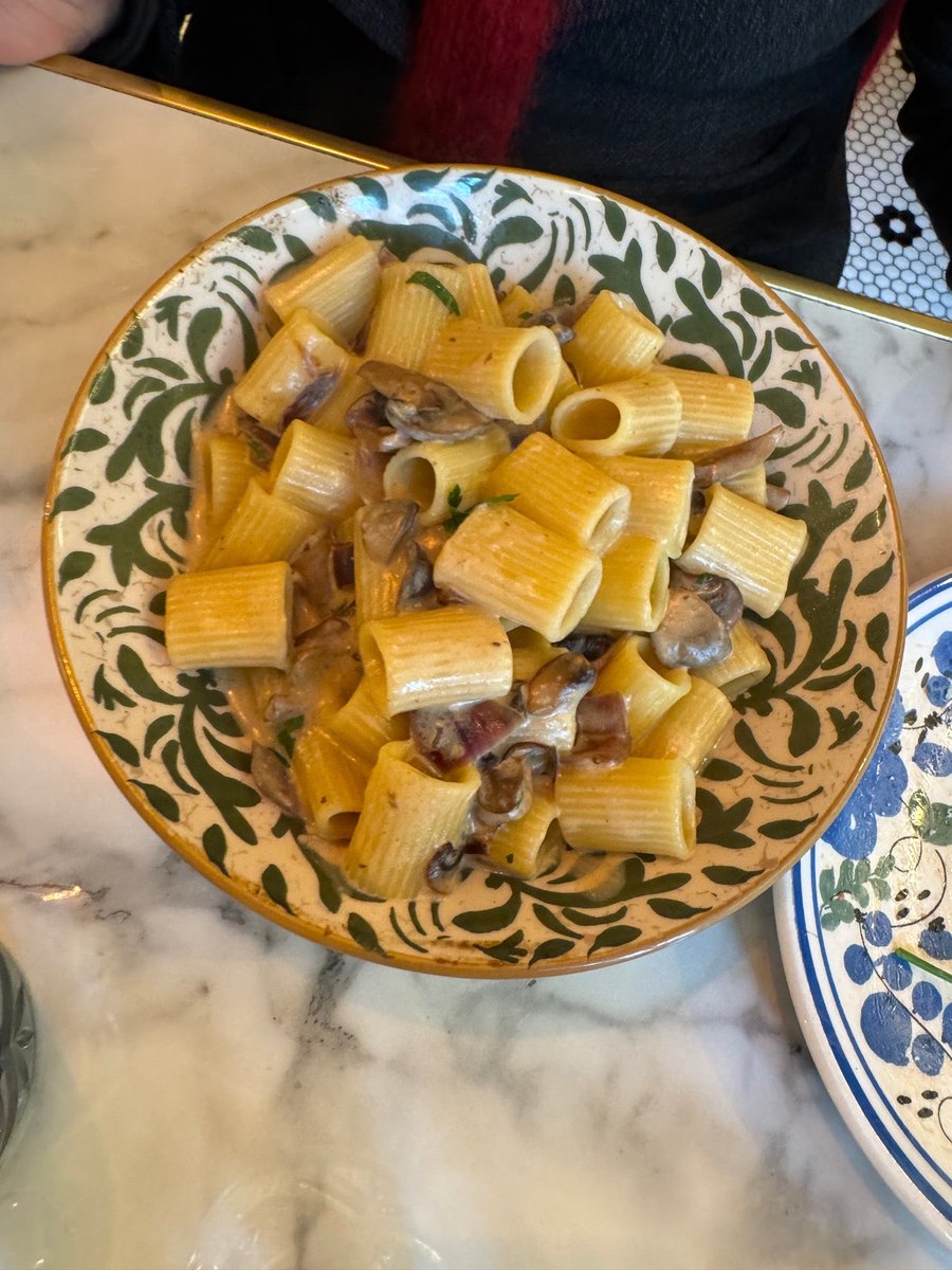 BuySellBA's tweet photo. 🇫🇷🧑‍🍳🇦🇷 Frens in Buenos Aires.  How much would this gourmet food from Paris cost in Argentina?

Those on the ground now, how much would this cost in a nice restaurant in Buenos Aires now:

✅2 Large Margarita pizzas
✅ Linguine Carbonara
✅ Rigate Pasta with ham and mushrooms
✅ Linguine Bolognesa
✅ 1 Kids Burger with Fries
✅ 1 Glass of Rose Wine
✅ 1 Orangina soda drink