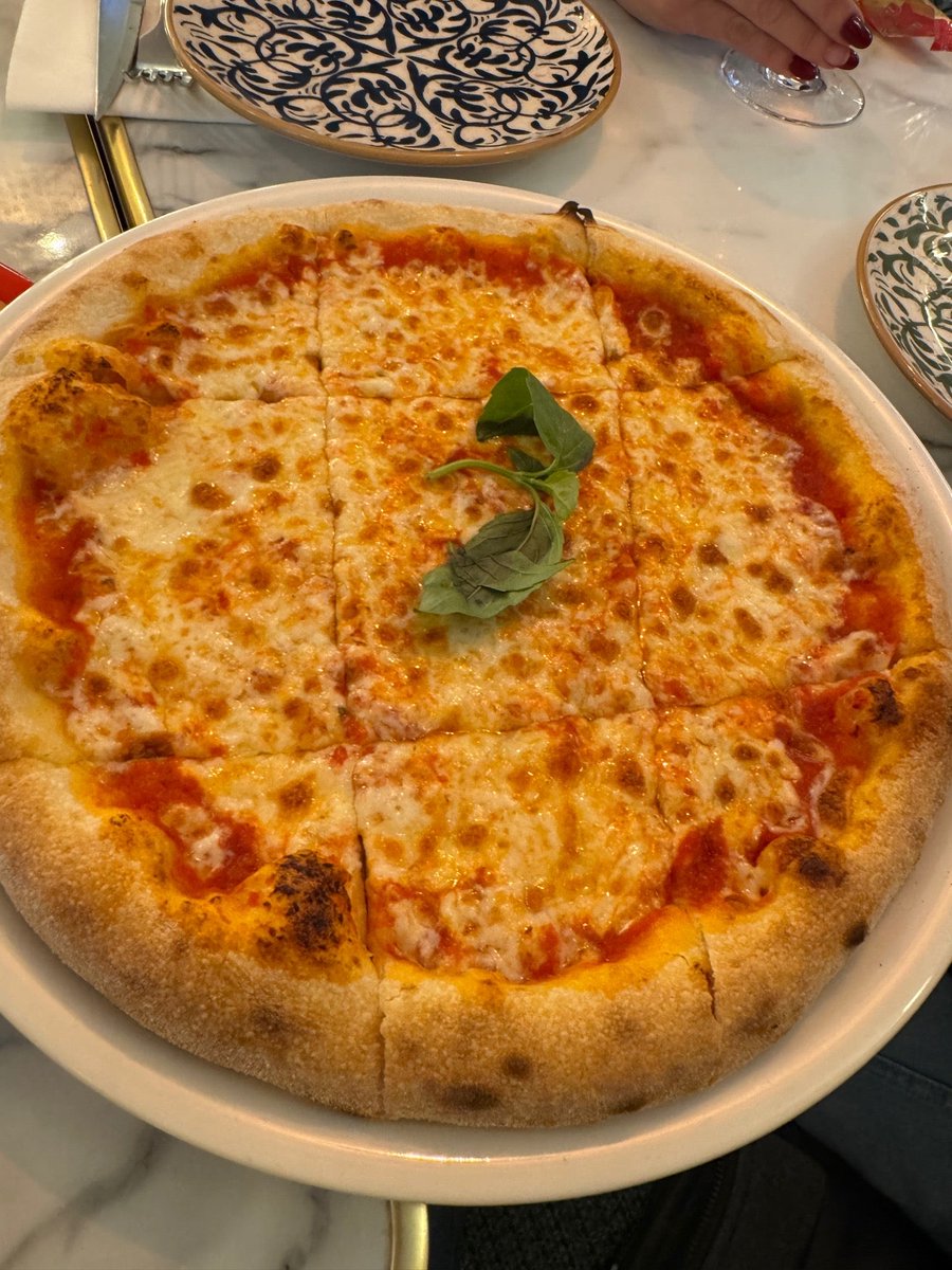BuySellBA's tweet photo. 🇫🇷🧑‍🍳🇦🇷 Frens in Buenos Aires.  How much would this gourmet food from Paris cost in Argentina?

Those on the ground now, how much would this cost in a nice restaurant in Buenos Aires now:

✅2 Large Margarita pizzas
✅ Linguine Carbonara
✅ Rigate Pasta with ham and mushrooms
✅ Linguine Bolognesa
✅ 1 Kids Burger with Fries
✅ 1 Glass of Rose Wine
✅ 1 Orangina soda drink