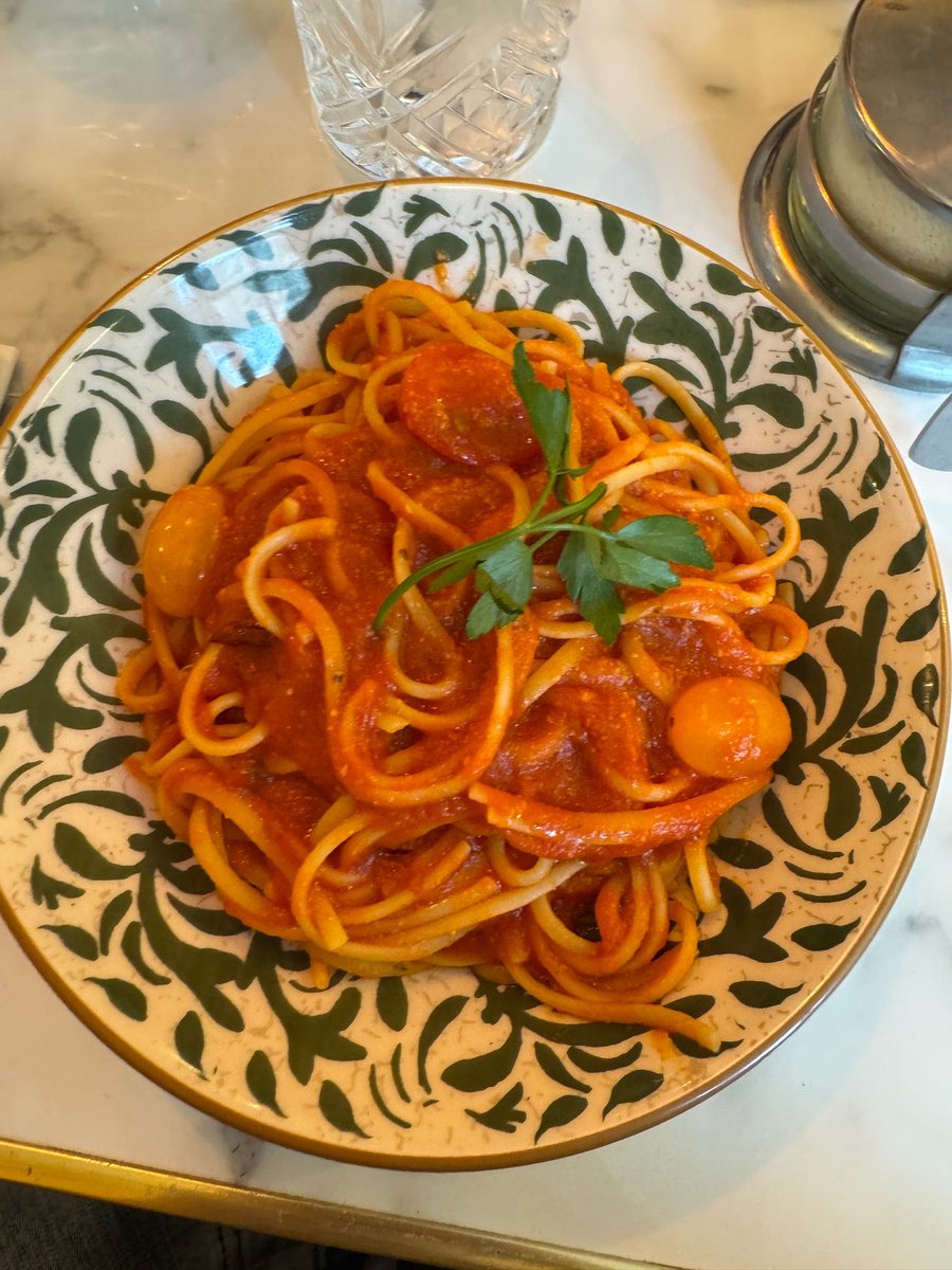BuySellBA's tweet photo. 🇫🇷🧑‍🍳🇦🇷 Frens in Buenos Aires.  How much would this gourmet food from Paris cost in Argentina?

Those on the ground now, how much would this cost in a nice restaurant in Buenos Aires now:

✅2 Large Margarita pizzas
✅ Linguine Carbonara
✅ Rigate Pasta with ham and mushrooms
✅ Linguine Bolognesa
✅ 1 Kids Burger with Fries
✅ 1 Glass of Rose Wine
✅ 1 Orangina soda drink