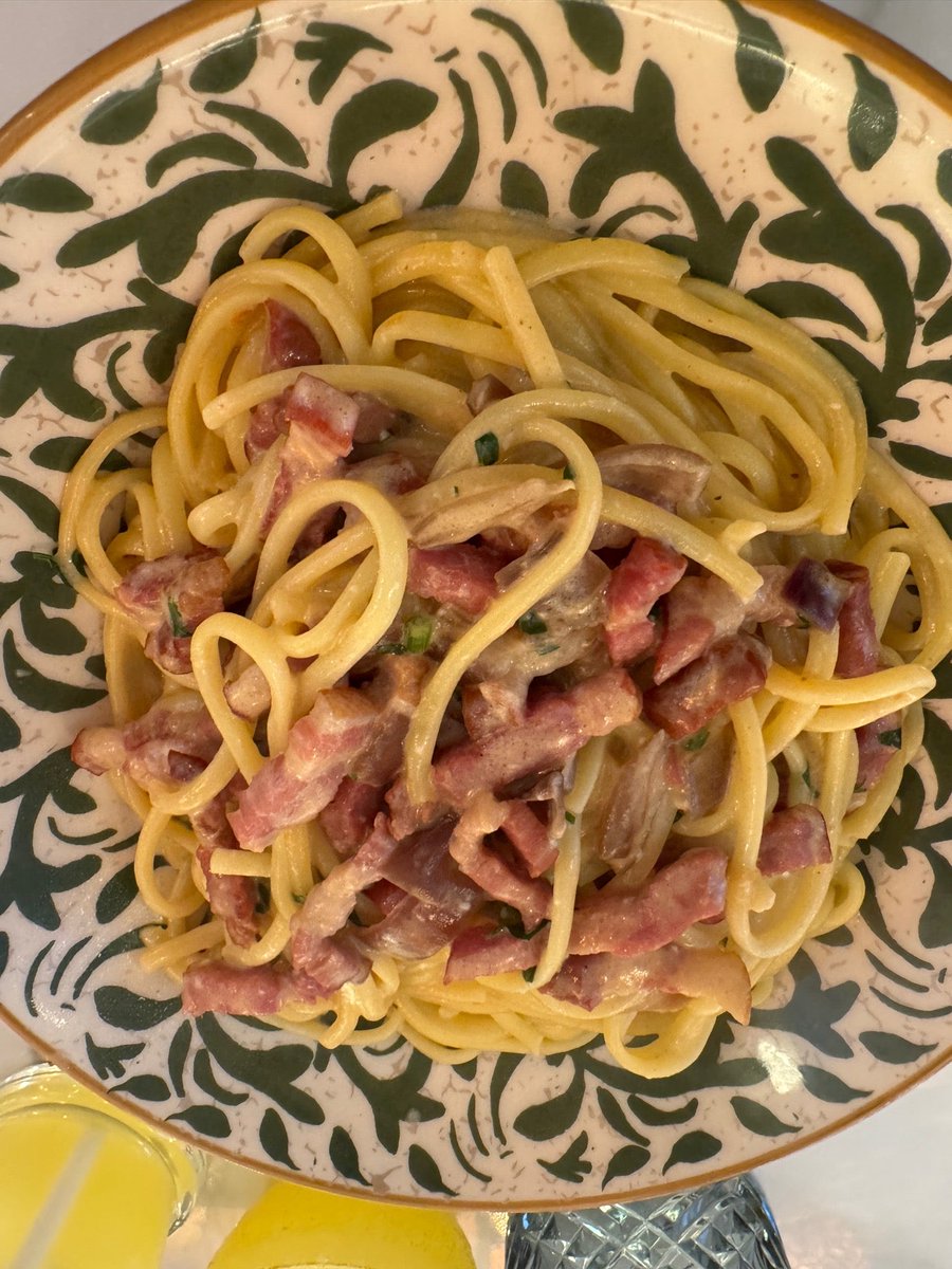 BuySellBA's tweet photo. 🇫🇷🧑‍🍳🇦🇷 Frens in Buenos Aires.  How much would this gourmet food from Paris cost in Argentina?

Those on the ground now, how much would this cost in a nice restaurant in Buenos Aires now:

✅2 Large Margarita pizzas
✅ Linguine Carbonara
✅ Rigate Pasta with ham and mushrooms
✅ Linguine Bolognesa
✅ 1 Kids Burger with Fries
✅ 1 Glass of Rose Wine
✅ 1 Orangina soda drink