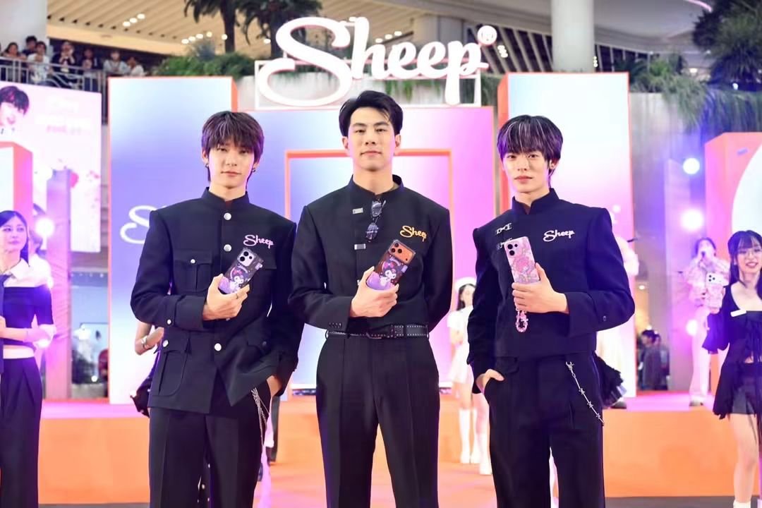 pangmak2026's tweet photo. ปังมาก!
เปิดตัวพรีเซ็นเตอร์คู่ล่าสุดของแบรนด์ "ตี๋ตี๋ - ป๋อ" ร่วมถ่ายทอดคาแรกเตอร์ Kuromi และ My Melody กระแสแรงจนแฮชแท็ก SHEEPxTeeTeePor  ขึ้นเทรนด์บน X อันดับ 4 Worldwide และ อันดับ 1 Thailand 

SHEEP TTP Final EP SWT 
#SHEEPxTTP
#twnpich
#porsuppakarn
#teeteepor
#ตี๋ตี๋ป๋อ https://t.co/nrOnhFGvTs