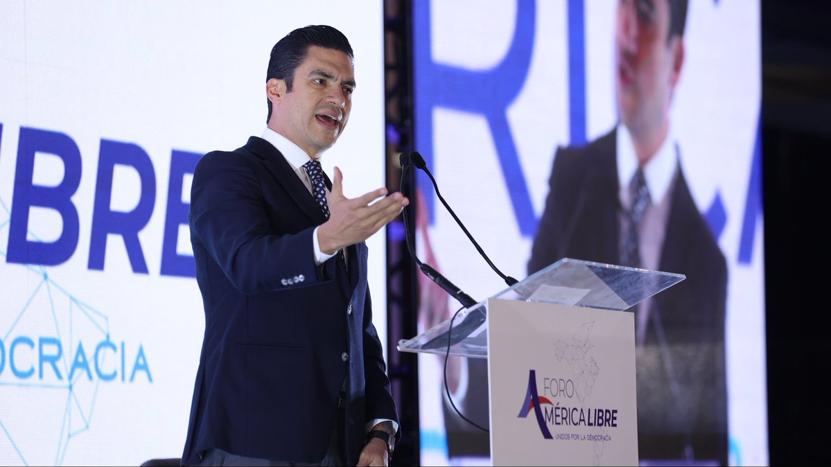 JorgeRoHe's tweet photo. La libertad y la democracia se defienden todos los días.

Hoy, en el Foro @America_Libre1, compartimos ideas y experiencias con quienes, desde distintos países, trabajamos por instituciones fuertes, libertades plenas y un futuro donde nadie tenga que renunciar a sus derechos.

Defender la libertad es una tarea de todos.🇲🇽🌎
#PatriaFamiliaYLibertad