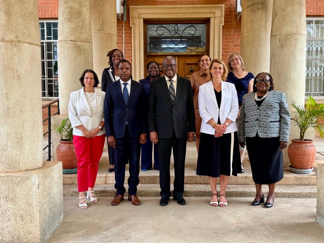 EUAmbZambia's tweet photo. A rare opportunity to discuss with 🇿🇲 Hon. Chief Justice and his team about 🗳️ elections, transparency, due process and access to justice, 🇪🇺 EU support 🤝to the judiciary and effective administration of justice through specialised courts. https://t.co/xyo7gt7crU