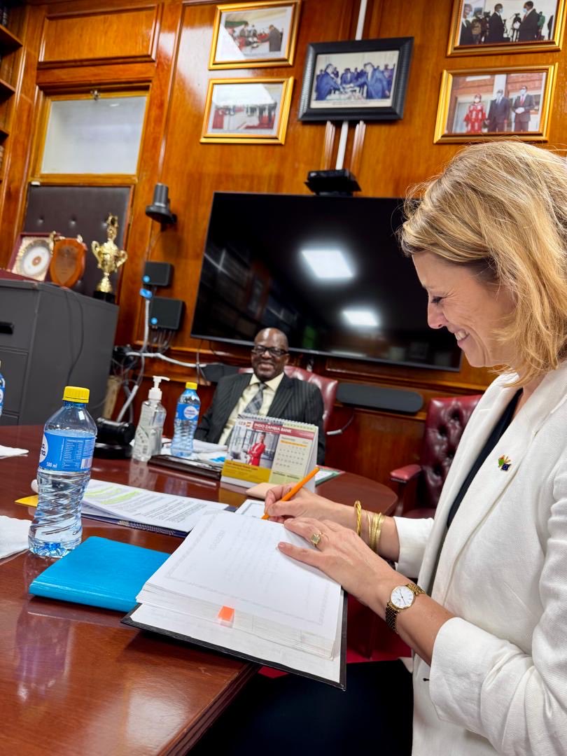 EUAmbZambia's tweet photo. A rare opportunity to discuss with 🇿🇲 Hon. Chief Justice and his team about 🗳️ elections, transparency, due process and access to justice, 🇪🇺 EU support 🤝to the judiciary and effective administration of justice through specialised courts. https://t.co/xyo7gt7crU